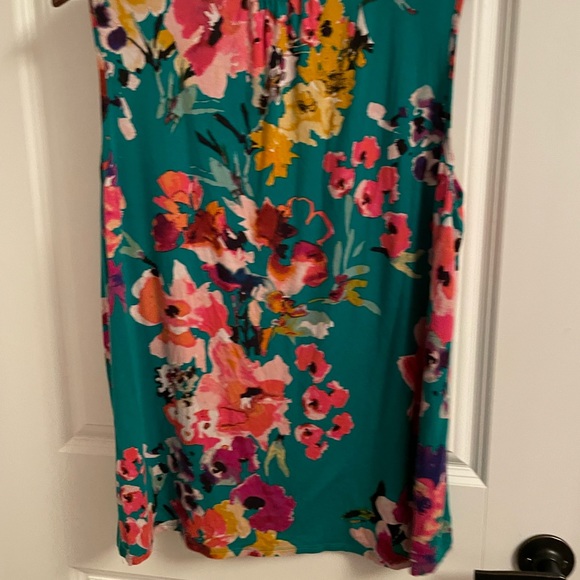 Green top with flowers - Picture 4 of 4